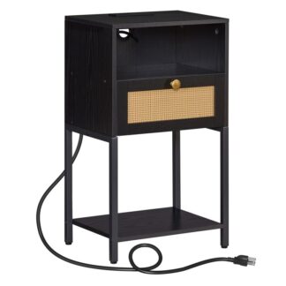тумбочка с зарядной станцией, боковой стол с выходом и USB -портами, Конечный стол с ящиком и открытыми полками, Высокая тумбочка с украшением ротана, для спальни, черный