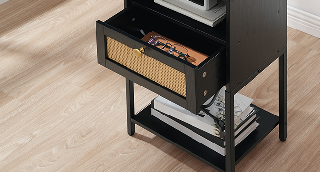 тумбочка з зарядною станцією