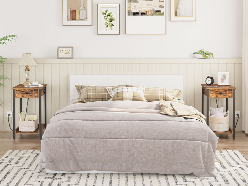 кінцевий стіл із зарядною станцією