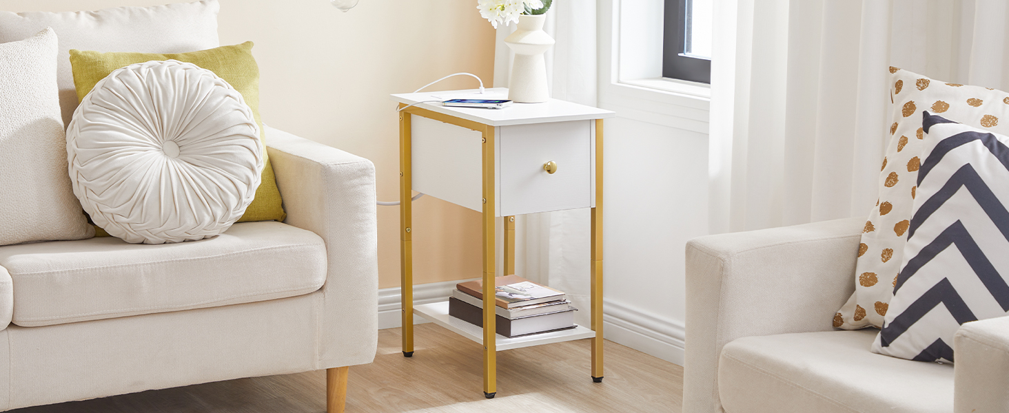 طاولة جانبية مع محطة شحن