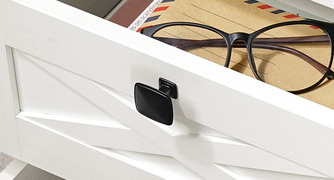 منصة ليلية مع محطة شحن