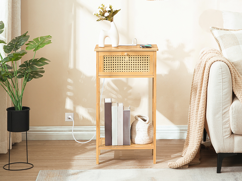 Vysoký noční stolek