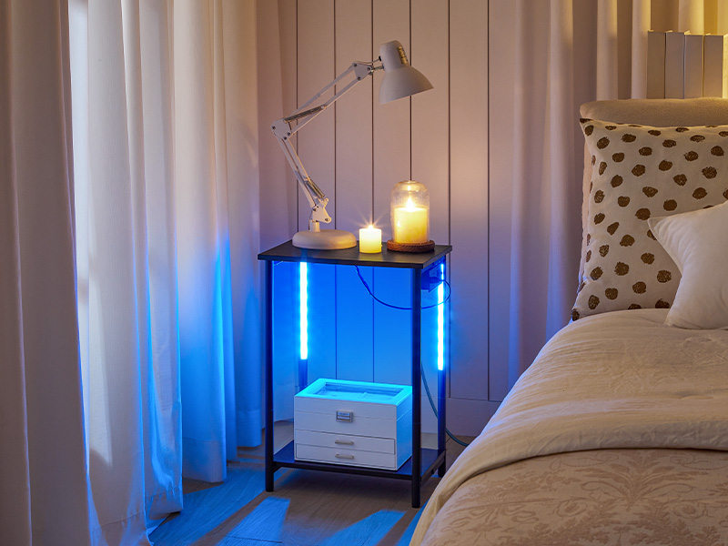 منضدة مع محطة شحن