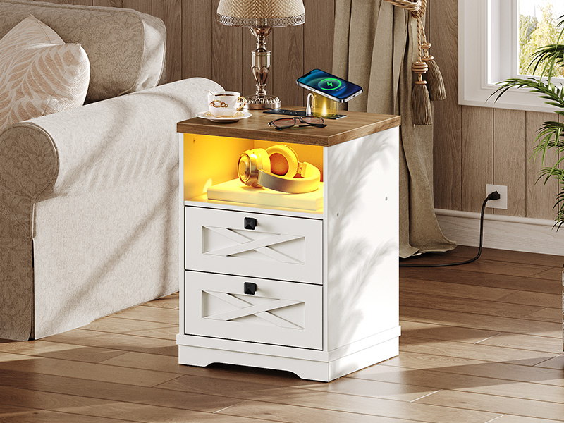 منصة ليلية مع محطة شحن