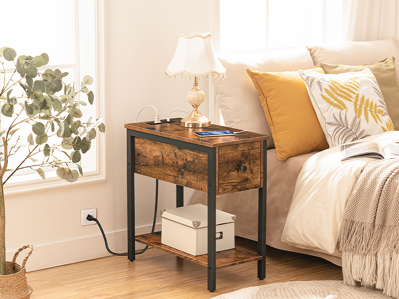 úzký boční stolek