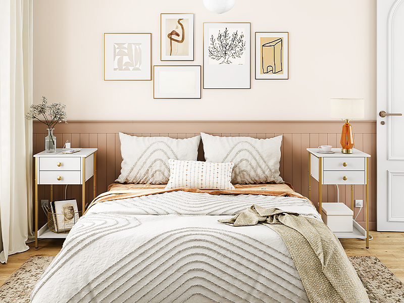 koncový stolík s nabíjacou stanicou