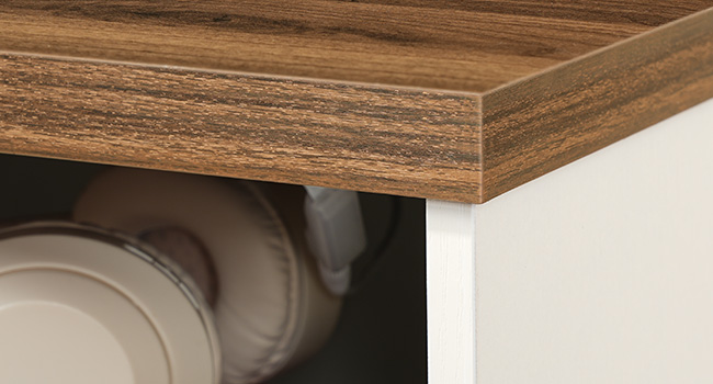 منصة ليلية مع محطة شحن