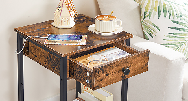 кінцевий стіл із зарядною станцією